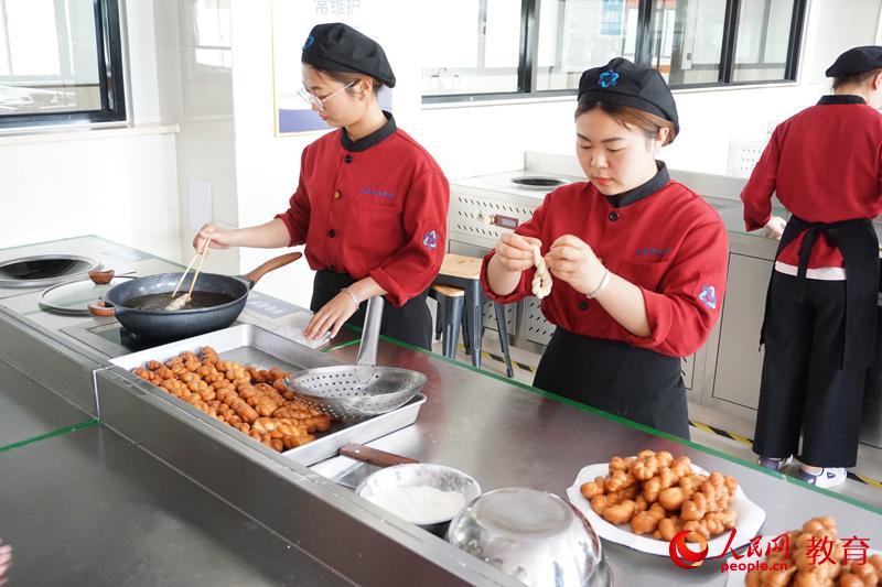 威海职业学院的学生在酒店服务实训中心进行中餐面点制作学习 何淼/摄