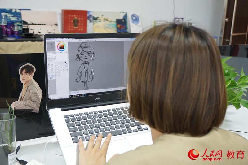 威海职业学院设计工作室的同学在进行卡通人物设计 何淼/摄
