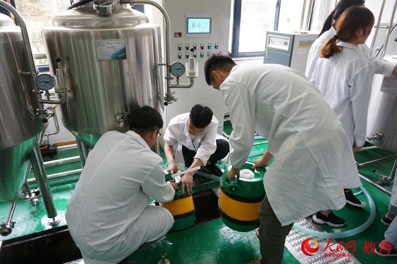 威海职业学院生化系学生在生产灌装啤酒 何淼/摄