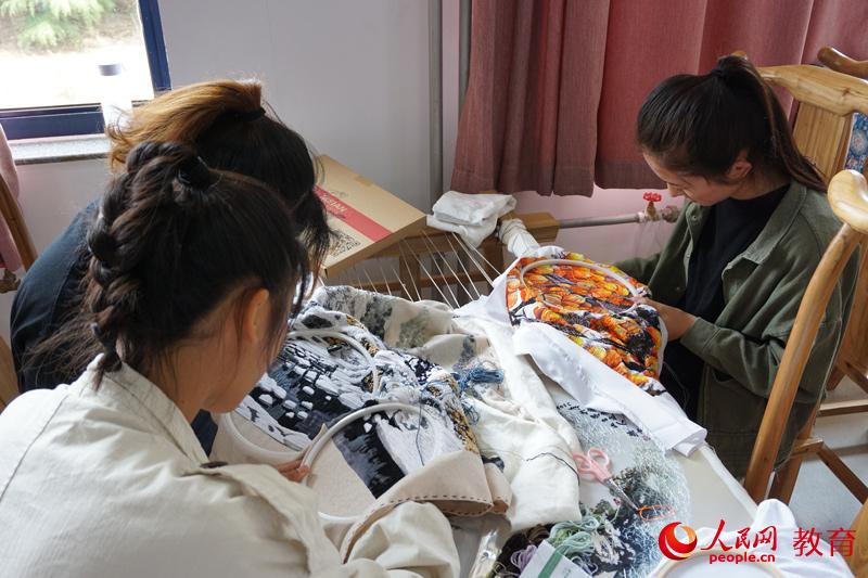 威海职业学院学生在进行刺绣学习 何淼/摄