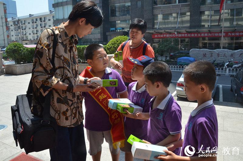 图为呼家楼中心小学义卖活动现场 王子文/摄