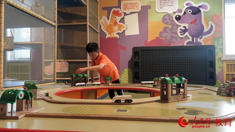 圖為孩子在中國兒童中心體驗探索館項目 王子文/攝