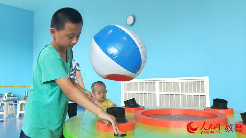 圖為孩子在中國兒童中心體驗氣流項目 王子文/攝