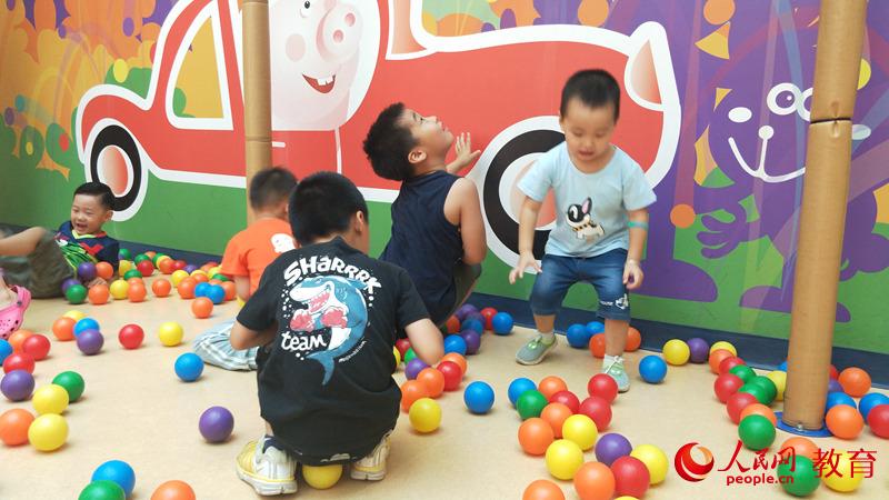 圖為孩子在中國兒童中心體驗探索館項目 王子文/攝