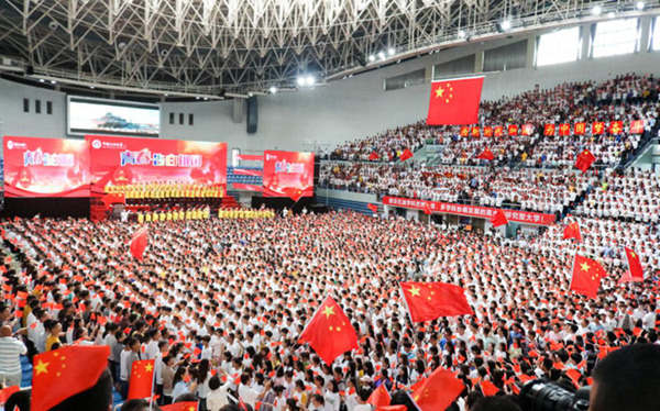 7000余名中国石油大学（华东）师生唱响赞歌
