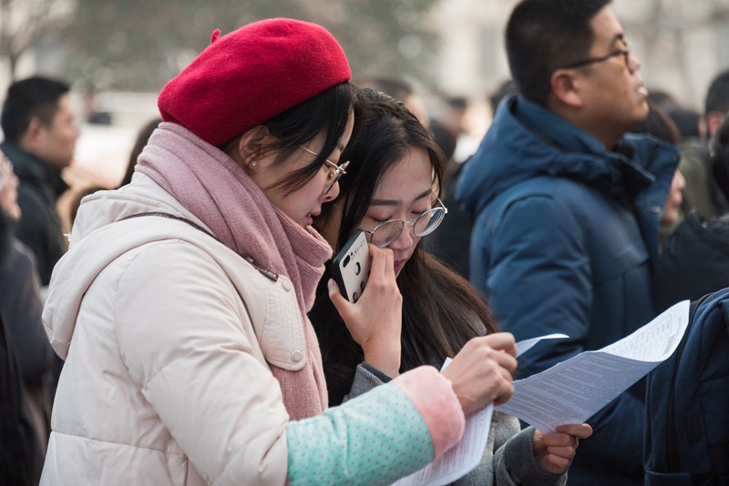 12月21日，中国海洋大学考点，考生们在考前复习、交流（张思晨/摄）