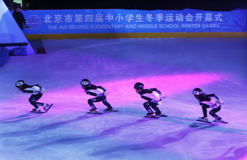 開幕式上的速度滑冰表演（北京市教委供圖）