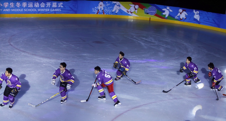開幕式上的冰壺項目表演（北京市教委供圖）