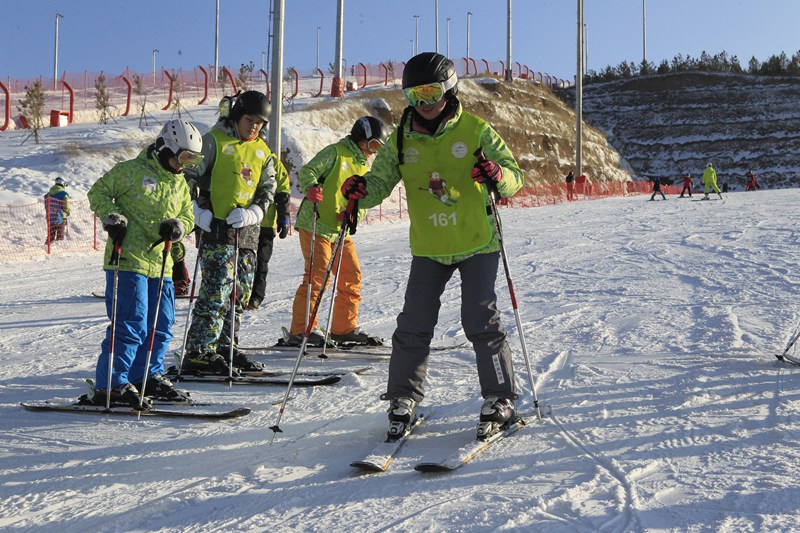學生們在練習滑雪（景山學校供圖）