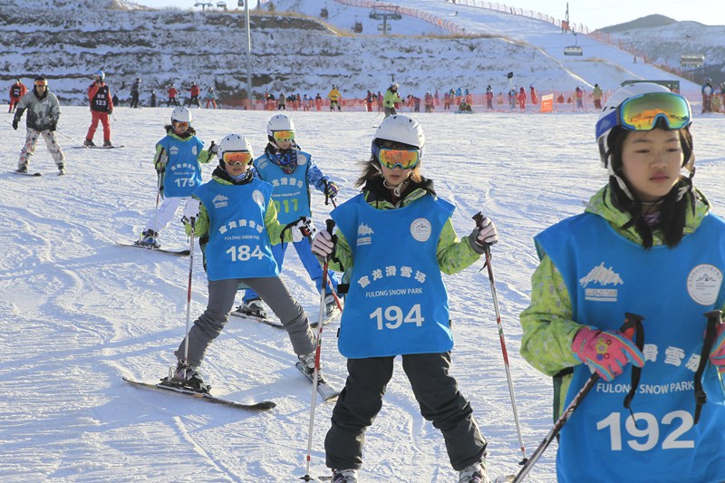 學生們在練習滑雪（景山學校供圖）