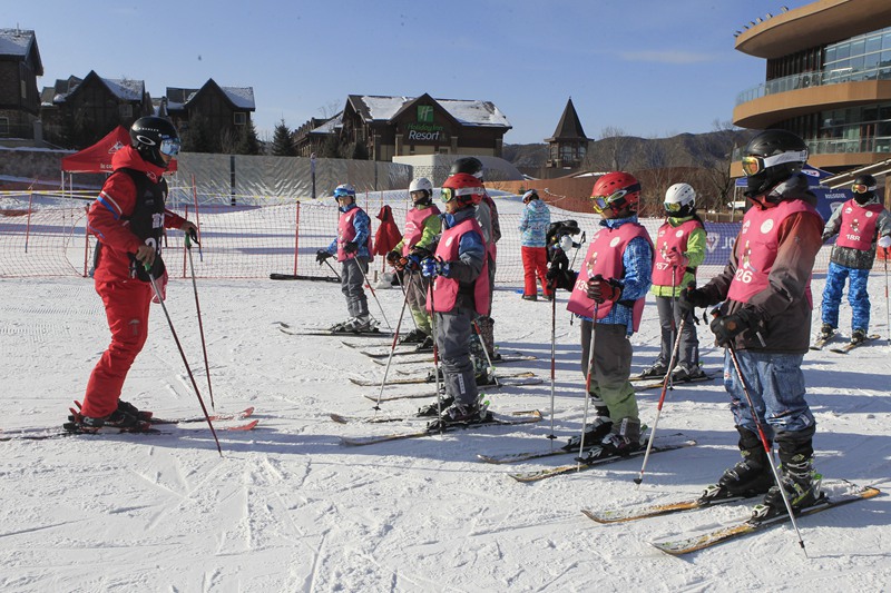 教練在教學生們滑雪技巧（景山學校供圖）