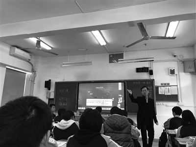 苏州：神仙”老师为班上40名孩子各写一首“藏头诗”评语