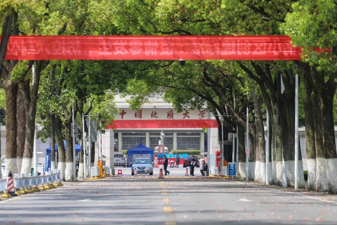 中国地质大学（武汉）校园有序开放，师生可凭健康码和复工证明进出校园。王俊芳/摄