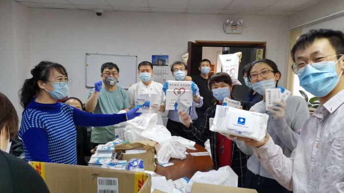 驻叶卡捷琳堡总领馆向中国留学生和汉语教师发放“健康包”