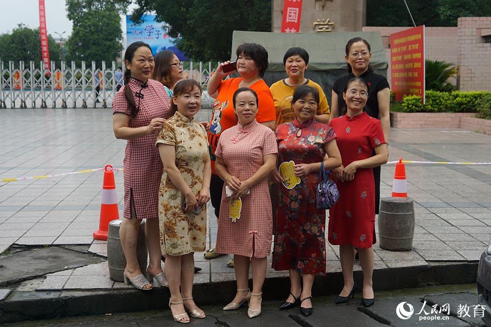 湖南湘西州民族中學考點前，家長們身著旗袍，寓意“旗開得勝”（吳杰婷/攝）