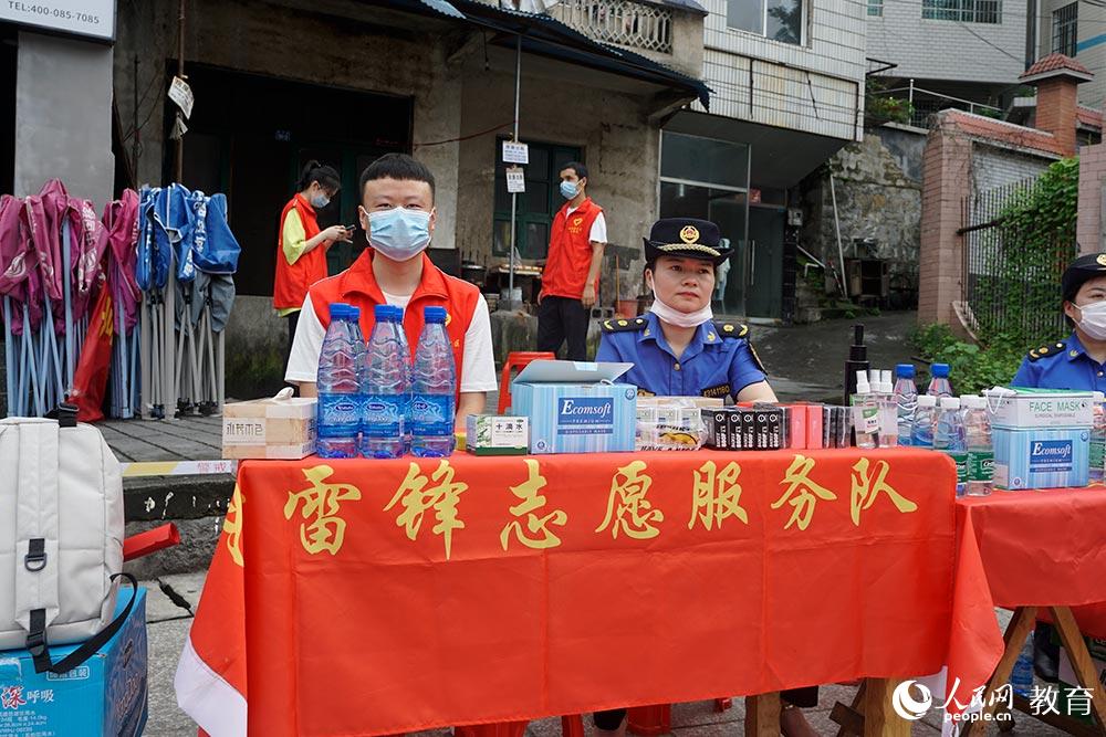 湖南湘西州民族中學考點前，志願者為考生發放筆、口罩等基本物品（吳杰婷/攝）