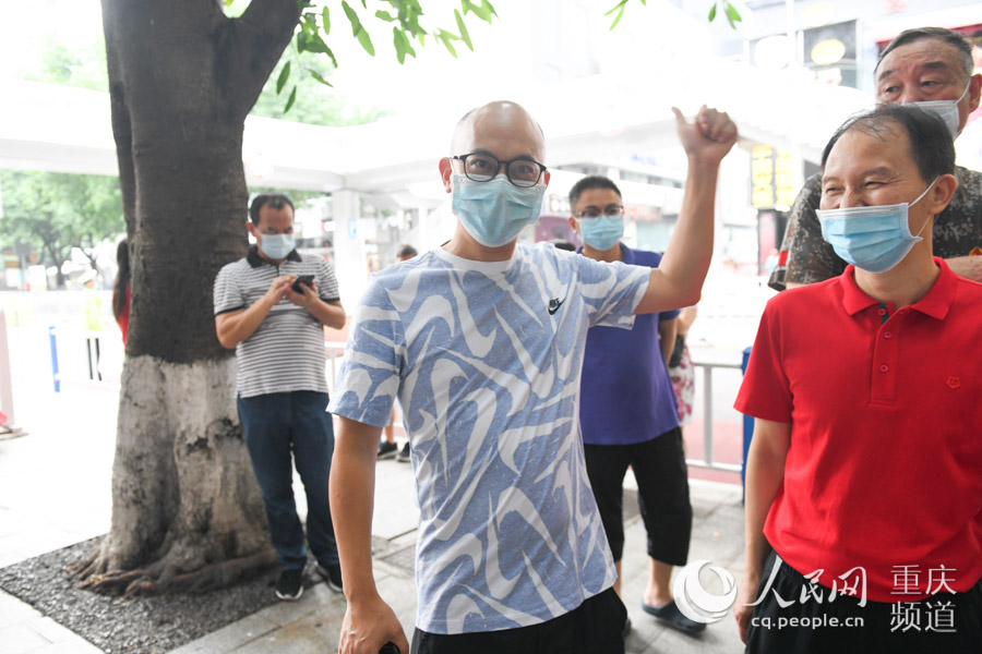 7月7日，在重慶南開中學考點，家長穿“全對勾”T恤為考生助陣。鄒樂 攝 (2)