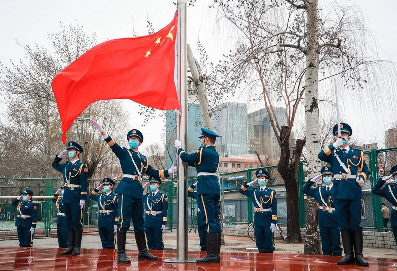 3月1日，北京航空航天大學如期開學。清晨，五星紅旗冉冉升起，新學期的生活正式拉開帷幕。 靳輝 攝