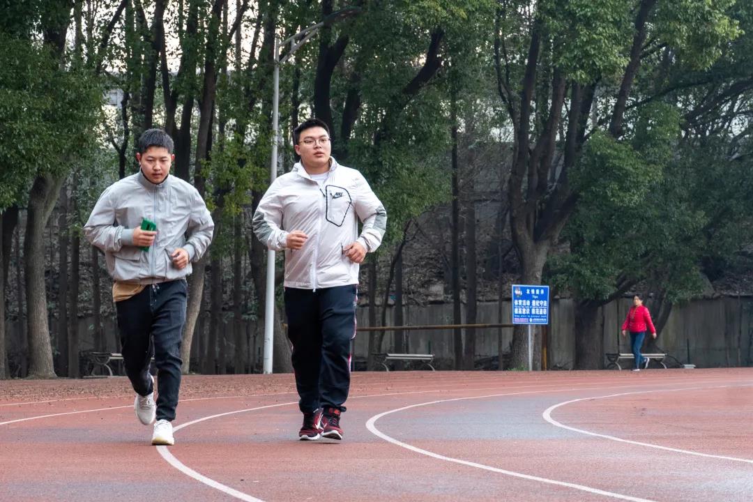 上海交通大學學子晨跑鍛煉身體。（學校供圖）