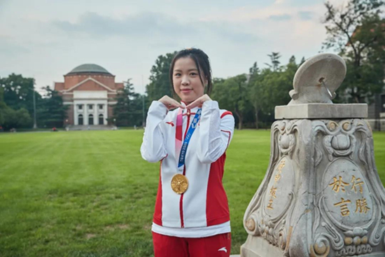 杨倩重返清华回归校园生活 赠予母校奥运领奖服
