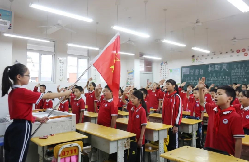 四川省巴中市恩陽區第四小學開展“開學第一課”愛國主題教育。（圖片來源：四川教育發布）