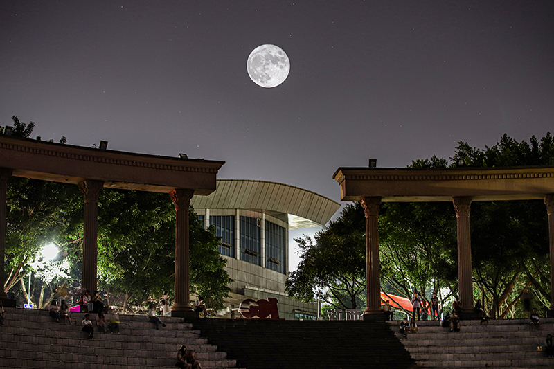 西南政法大學（渝北校區）：羅馬廣場皓月當空。何國瑞攝