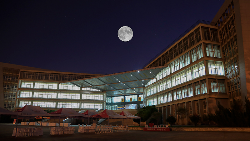 西安工業大學：圖書館的燈光與月色交相輝映。毛逸彬攝