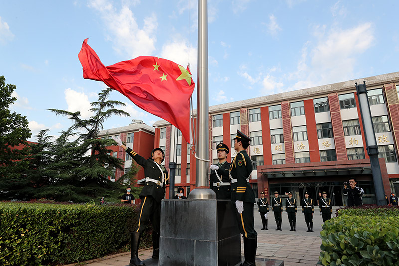 今天清晨，中国政法大学举行升旗仪式。卢云开摄