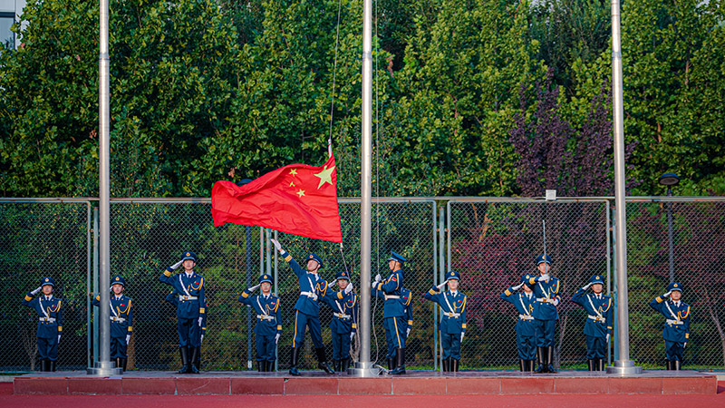 今晨7点，北京航空航天大学校园里的五星红旗伴随着雄壮的国歌声冉冉升起，同学们共同祝福伟大祖国繁荣富强。朱权摄