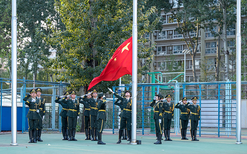 今天早晨，北京科技大学举行升国旗仪式。魏梦泽摄