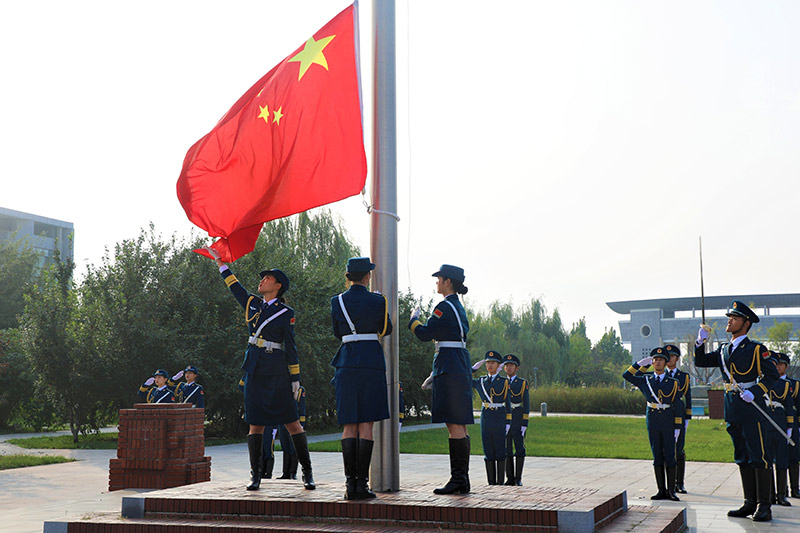 河北工业大学今天举行国庆升旗仪式。学校供图