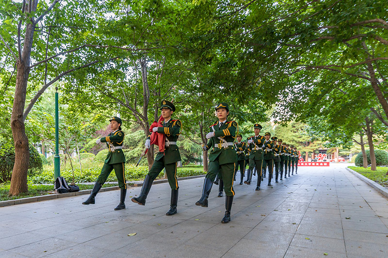 中国人民大学今天上午在求是园举行升旗仪式。陈爱卿摄