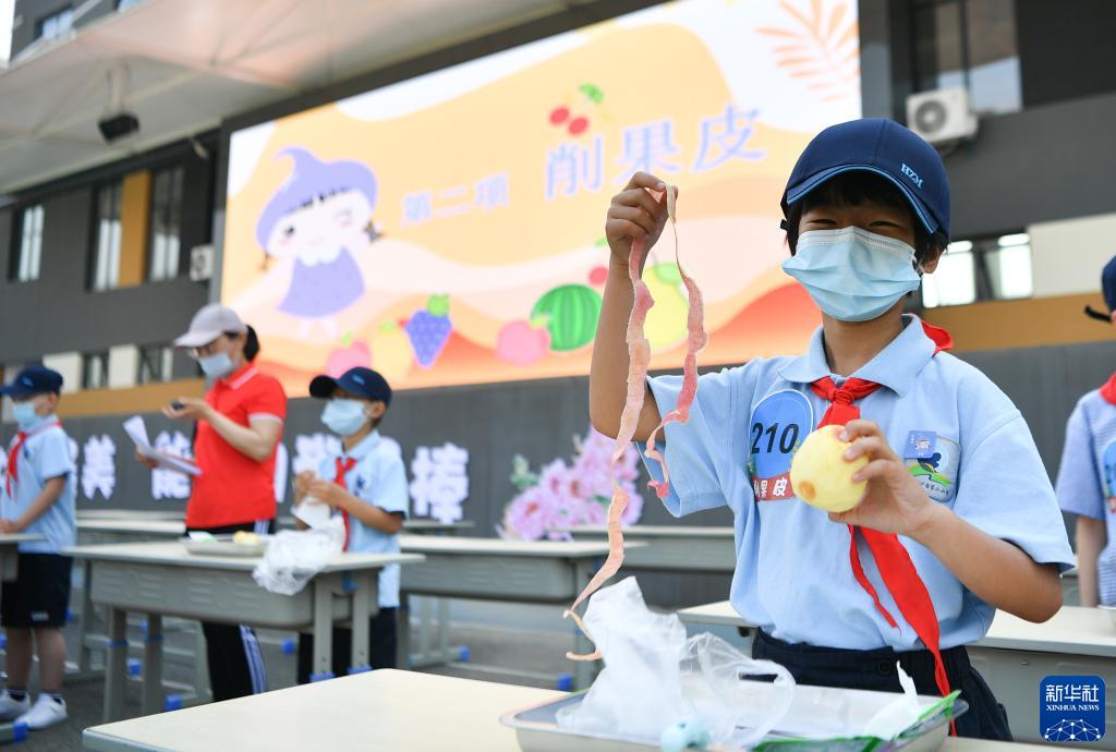 5月7日，西安市后宰门小学的学生参加削果皮比赛。