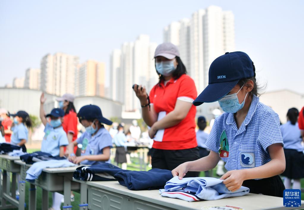 5月7日，西安市后宰门小学的学生参加叠衣服比赛。