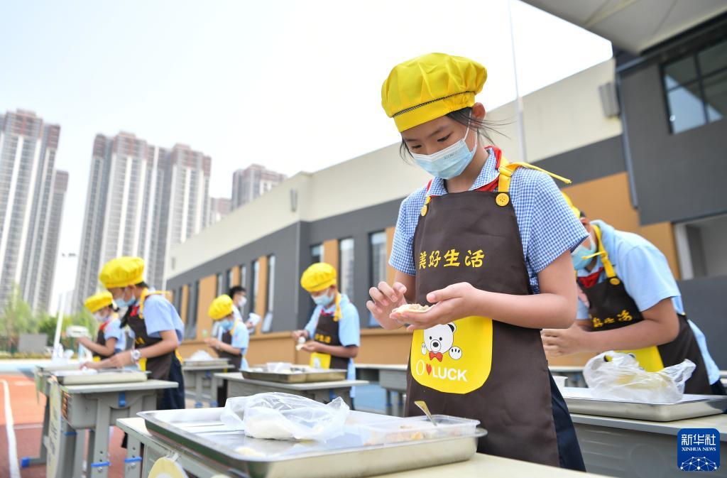 5月7日，西安市后宰门小学的学生参加包饺子比赛。