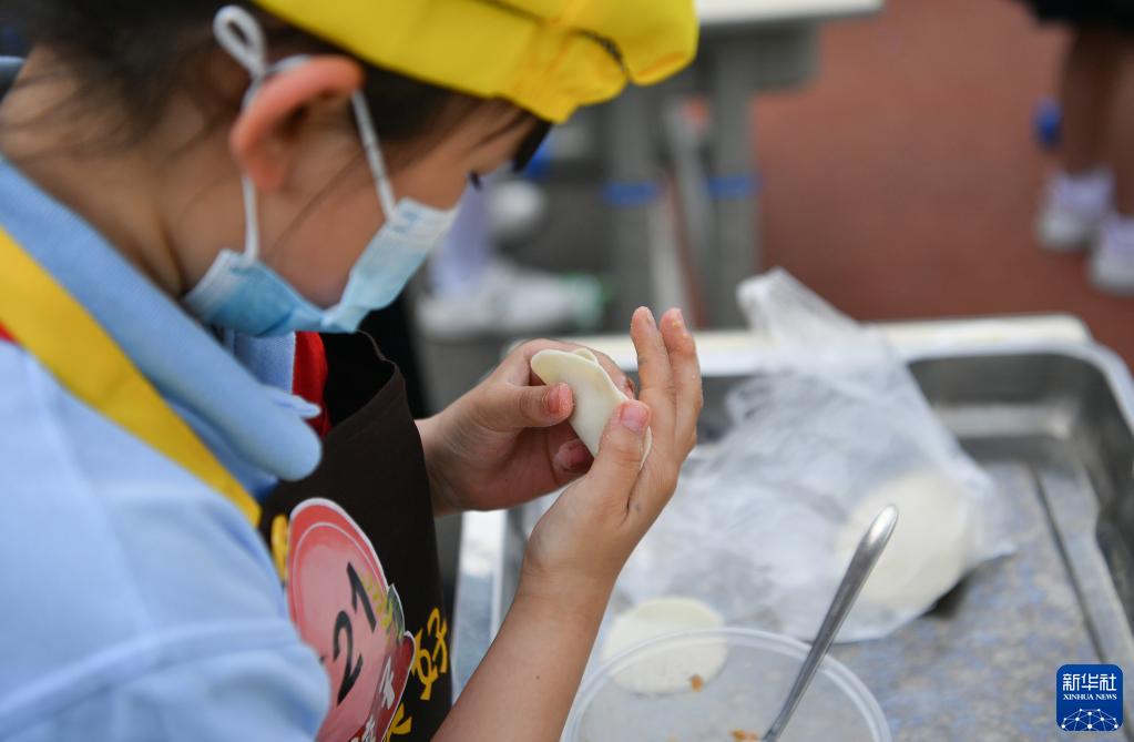5月7日，西安市后宰门小学的学生参加包饺子比赛。