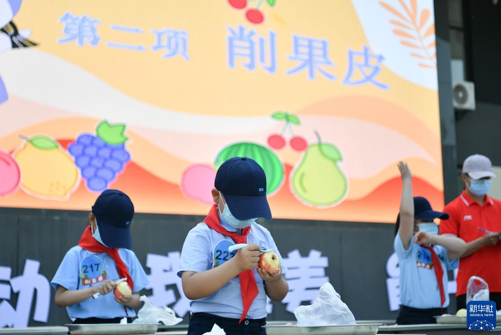 5月7日，西安市后宰门小学的学生参加削果皮比赛。