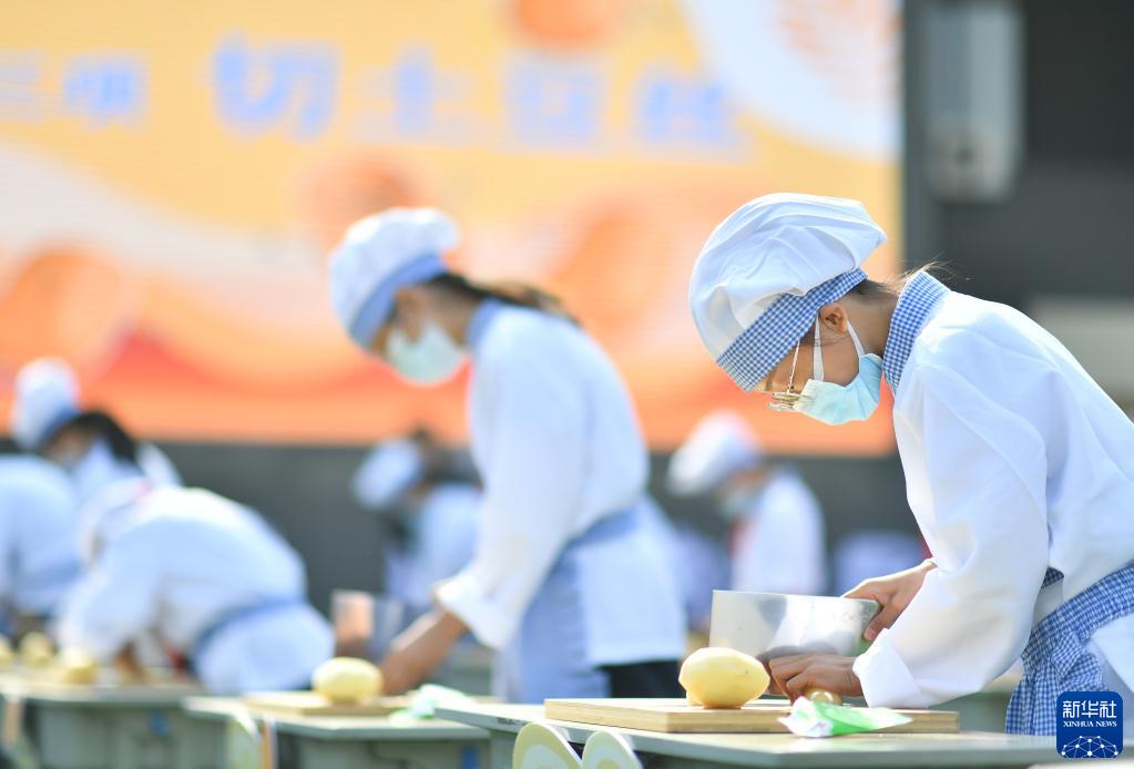 5月7日，西安市后宰门小学的学生参加切土豆丝比赛。