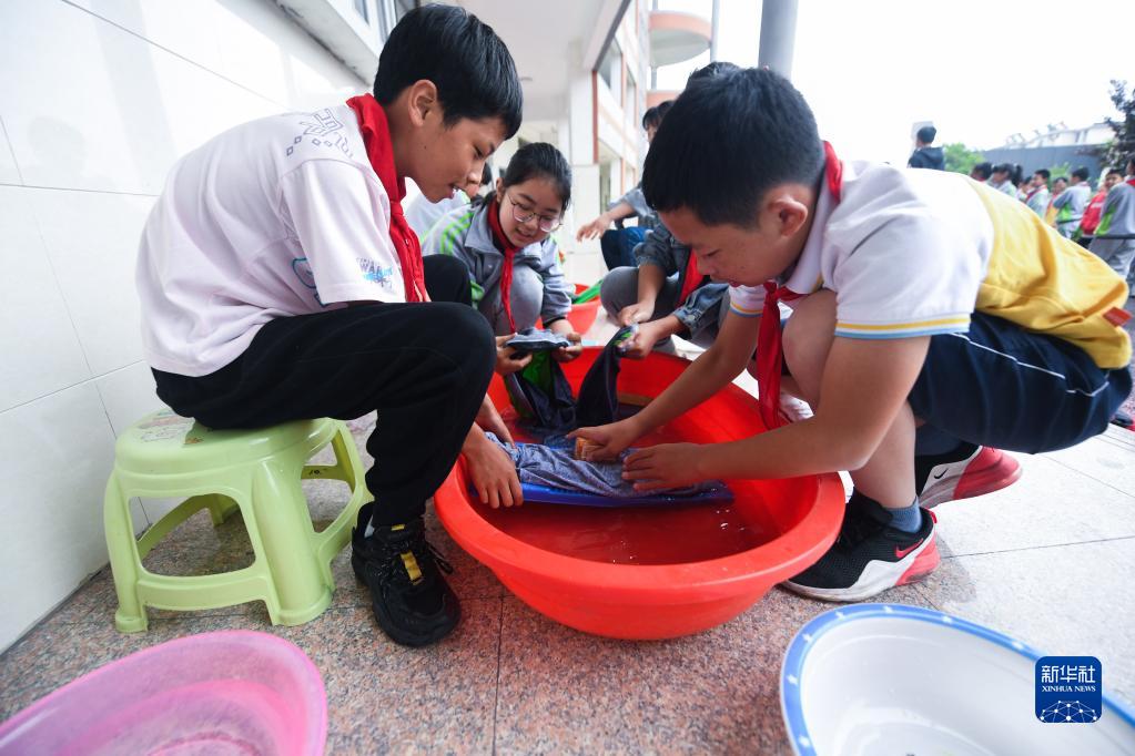 5月12日，东林镇第二小学的学生在劳动实践课上学习洗衣服。