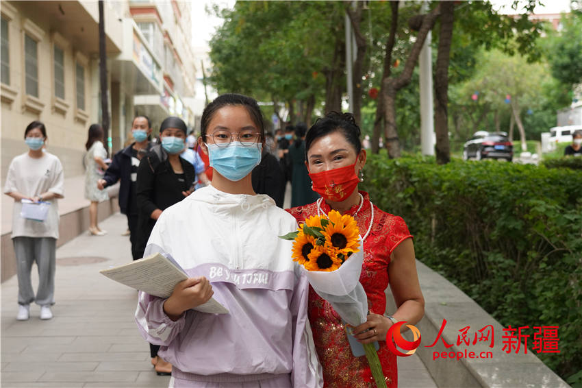 媽媽穿旗袍為孩子送考。人民網 李欣洋攝