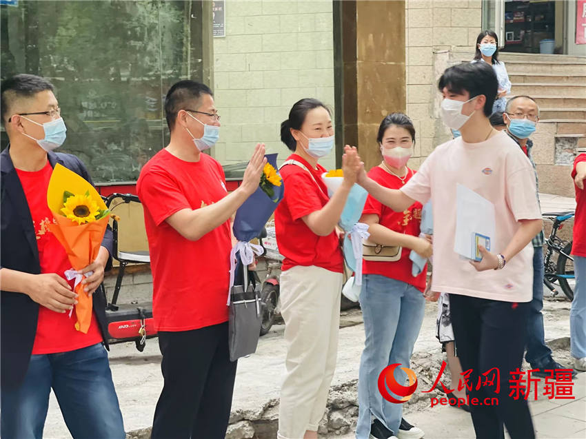老師們與考生一一擊掌加油。人民網 李欣洋攝