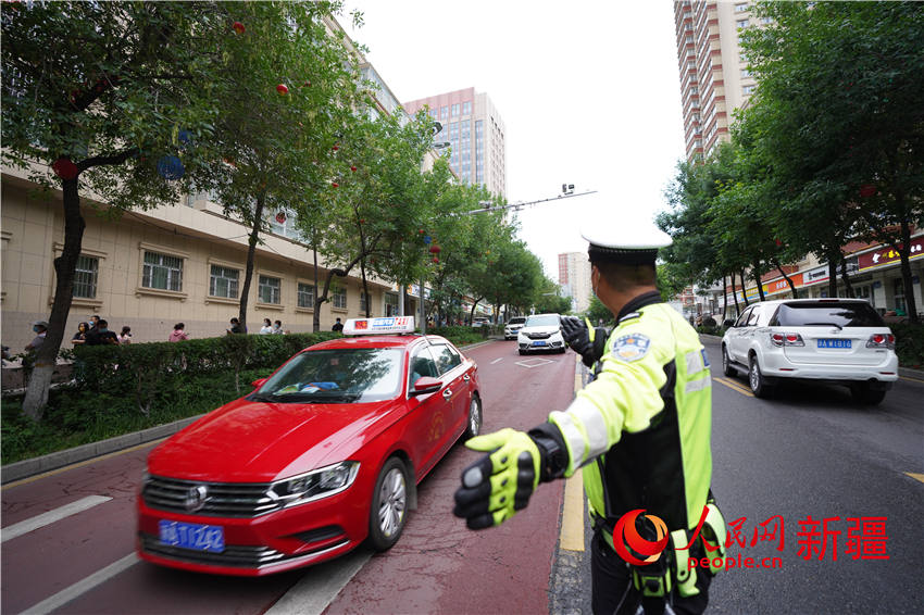 交警正在指揮交通。人民網 李欣洋攝