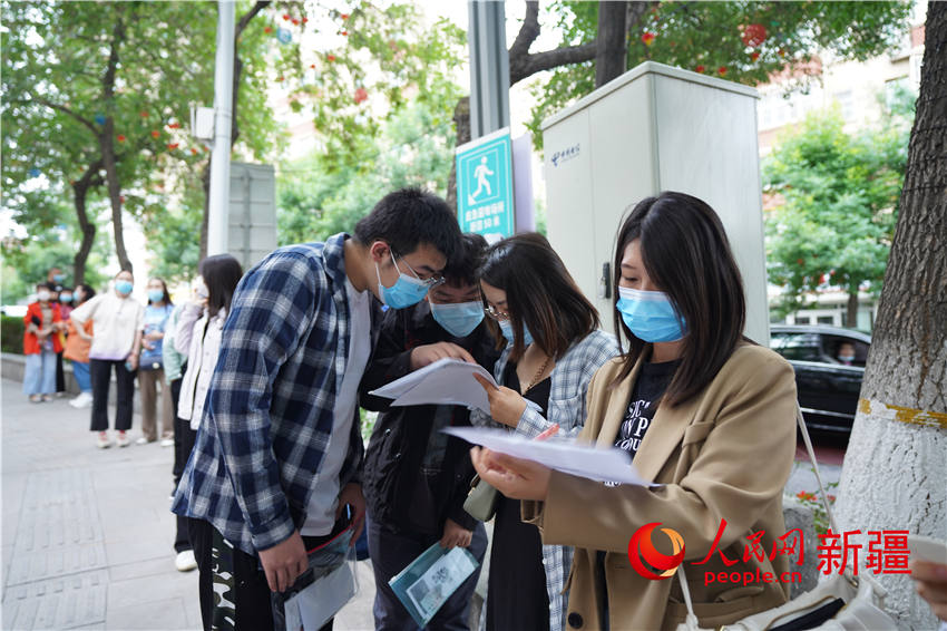 老師們核對考生名單。人民網 李欣洋攝