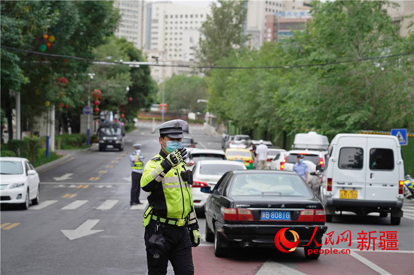 交警正在指揮交通。人民網 李欣洋攝