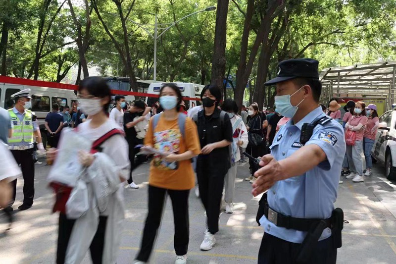 6月7日，河北省石家庄市41中考點，警察護送考生進入考場。人民網 周博攝