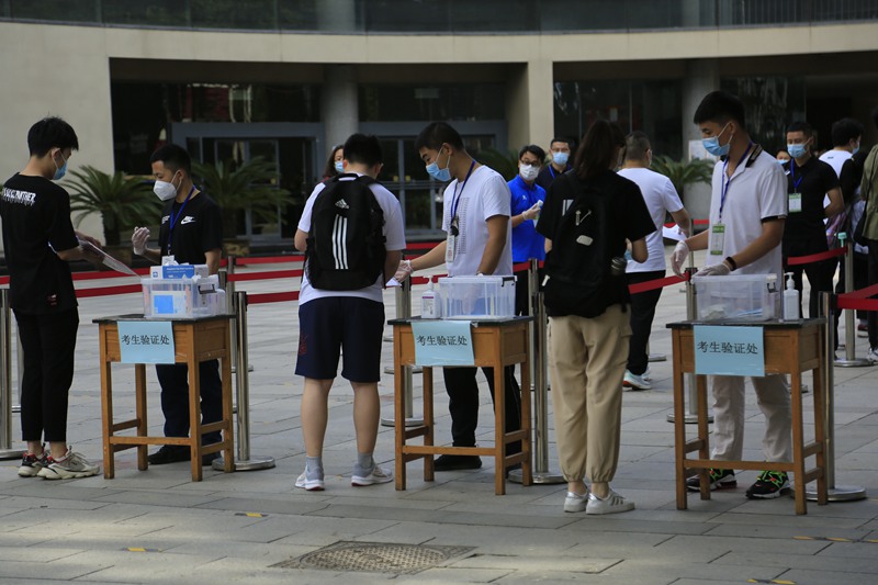 6月7日，天津市第一中學考點，考生走進考點，進行考生驗証。人民網 崔新耀攝