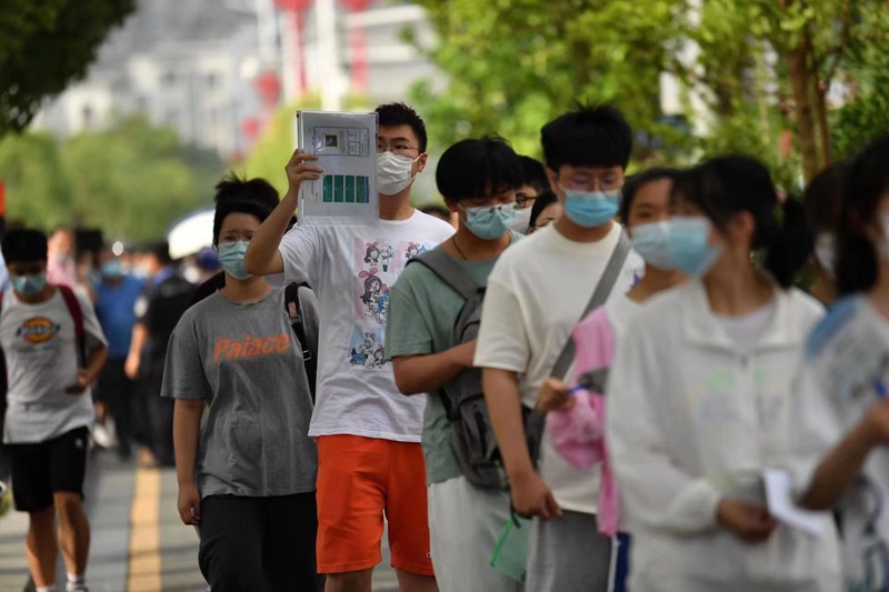 6月7日，江西省南昌市第十二中學考點，考生在考場外有序排隊，准備進入考場。人民網 時雨攝