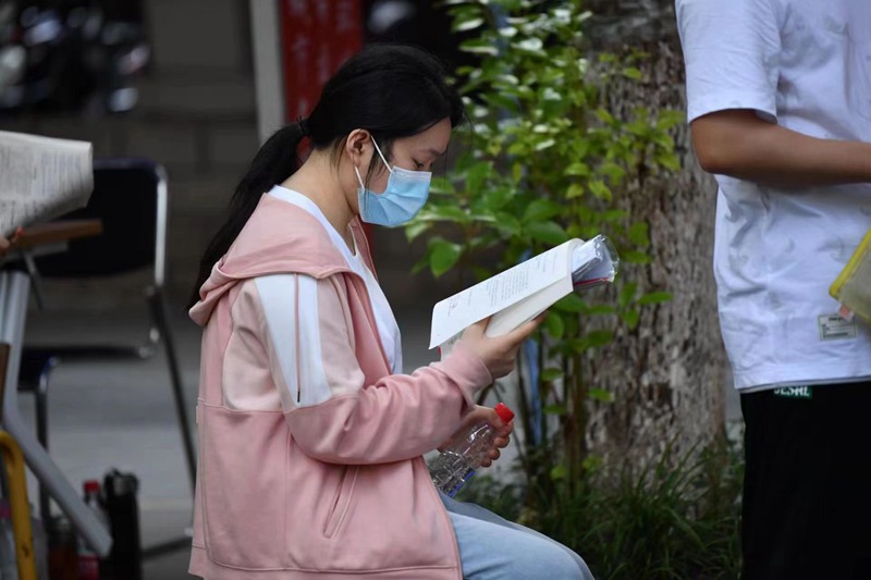 6月7日，江西省南昌市第十二中學考點，利用排隊的間隙，考生們抓緊時間復習。人民網 時雨攝
