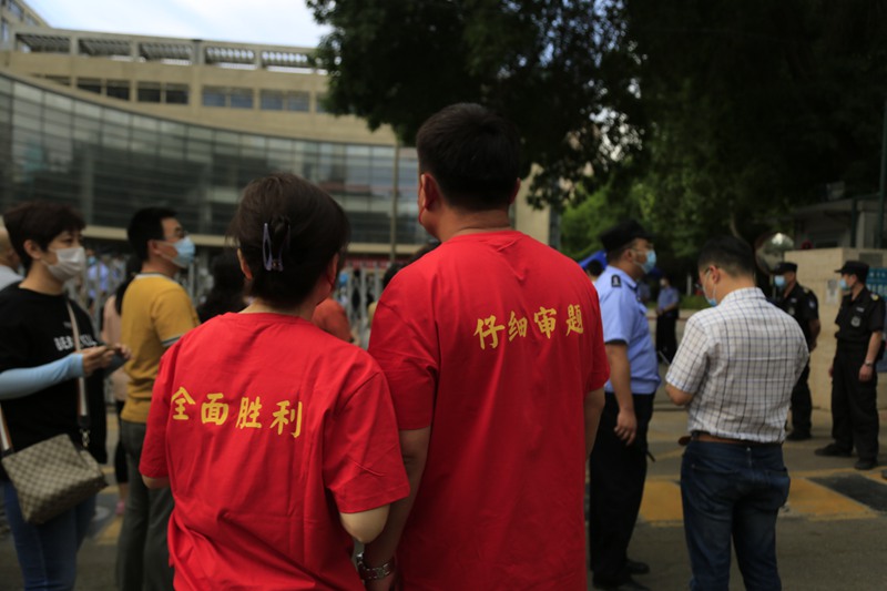 6月7日，天津市第一中學考點，身著印有祝福字樣T恤的家長。人民網 崔新耀攝