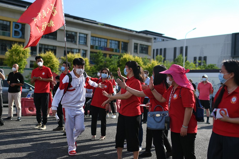 6月7日，在北京市人大附中通州校區考點，考生與送考老師擊掌加油。人民網記者 翁奇羽攝